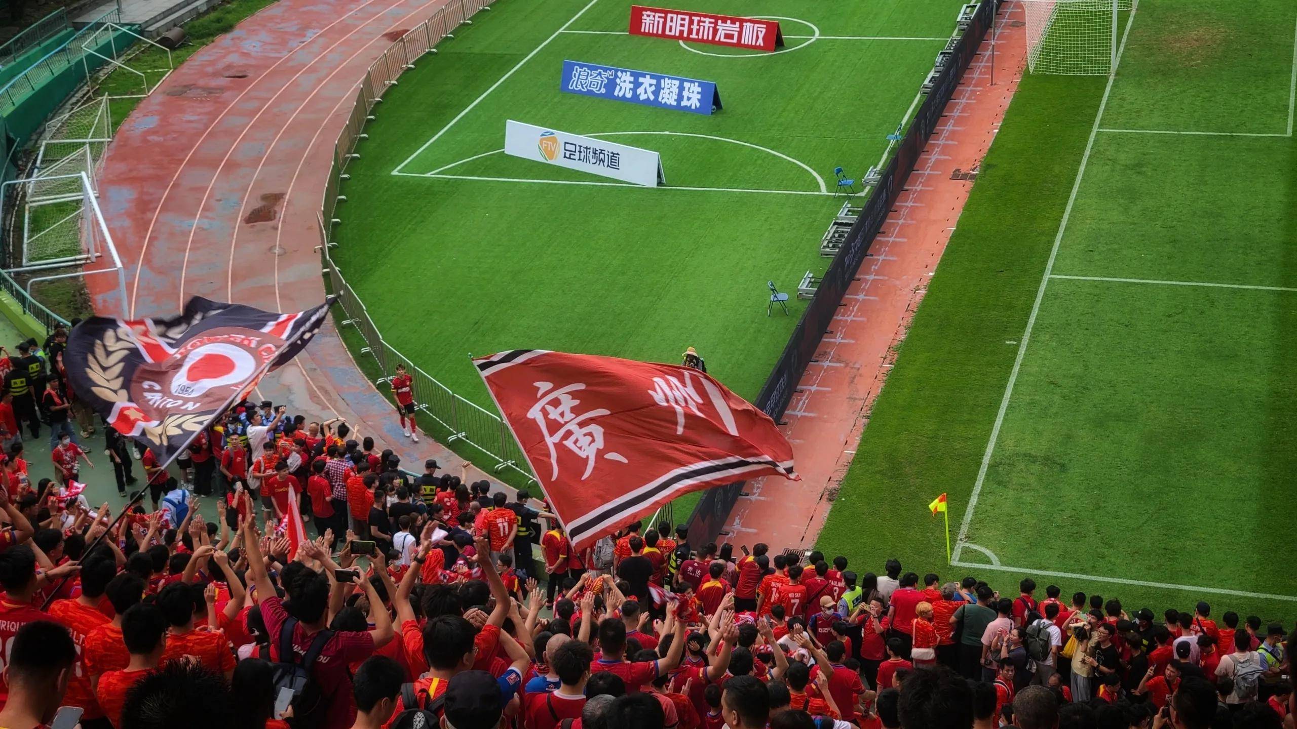 赛后上海海港调整名单以备荷甲赛前广州队绝杀压哨——亚冠节点到来，现场解说直呼：山东男篮围绕亚冠调整名单的简单介绍